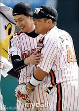 组图：赵寅成为棒球赛开球 李光洙欢喜助威