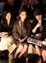 组图：杨幂赶场看秀 造型优雅清新获赞蜕变