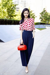 组图：景甜初秋街拍低眉浅笑柔情似水