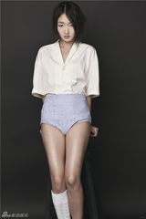 组图：周冬雨拍大片秀长腿 展露熟女魅惑