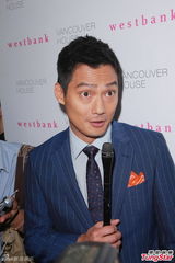 组图：高圣远否认送周迅城堡 谈结婚：希望吧