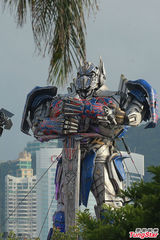 组图：《变4》香港首映在即 擎天柱屹立维港