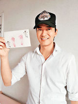 组图：奶爸陈晓东获两女助理陪同来京 酷劲十足