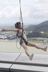 组图：柳岩黄灿盛(2PM)高空约会 无惧危险呐喊告白