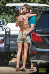 组图：“300勇士”与辣妹咬唇激吻贴身抚臀