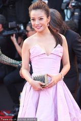 组图：赵薇威尼斯红毯惹眼 艳粉裙大露背如女王