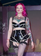 组图：英纹身展辣妹登台惹火 僵尸造型酷男抢镜