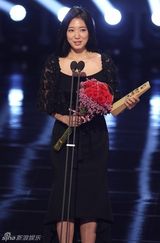 组图：百想全智贤金秀贤拿奖开怀 陶子下蹲颁奖