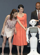 组图：上户彩身着短裙露美腿 夸赞智能机器人