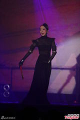 组图：萨顶顶开唱玩混音 透视黑衣性感挥扇