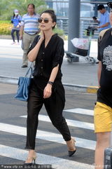 组图：高圆圆婚后现身上海 一身黑衣露成熟韵味