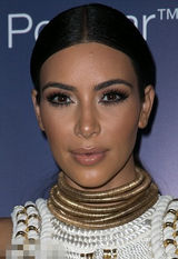 组图：卡戴珊镶金礼服显玲珑身段 秀百万订婚戒