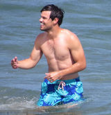 组图：狼人泰勒拍新片 上身赤裸变身浪里白条