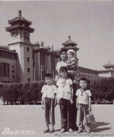 组图：崔永元童年照少年老成 抱萌猫憨厚微笑