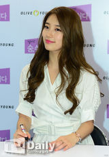 组图：秀智出席签名会 清新白裙似仙女