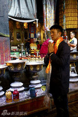 组图：郭家铭拉萨街拍大片 洒脱独特风