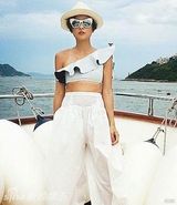 组图：陈奕迅妻子穿比基尼出海 首曝女儿泳装照