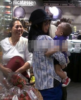 组图：郭晶晶抱爱子外出 宝贝机灵可爱