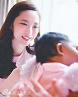 组图：吴佩慈爱女正面首曝光 百日宴范范出席