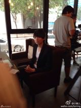 组图：古川雄辉北京拍戏 女主张辛苑贴心送麻将