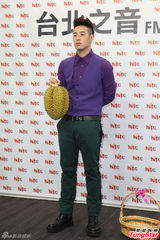 组图：潘玮柏发片撞世界杯 变魔术玩求婚