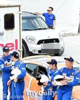 组图：《无限挑战》成员参加韩国赛车比赛