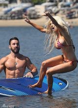 组图：19岁人妻模特秀球形巨胸 船战裸男姿势多