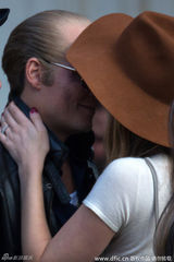 组图：德普超高发际线亮相 与未婚妻片场咬耳朵