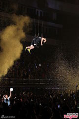 组图：多变哈林(庾澄庆)唱金曲 登小巨蛋万人同欢