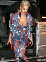 糗爆了！瑞塔肥臀撑爆裤子 当街崩裂露丁字裤