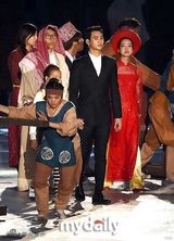 组图：亚运群星会 李英爱点火鸟叔骑马Exo斗舞