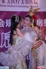 组图：泰国人妖姐妹热吻 隆胸进军中国演艺圈