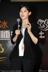 组图：奶茶妹妹纽约归来首露面 不见男友刘强东