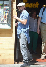 组图：小李约会被拍 见镜头超模女友丢一边！