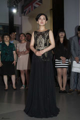 组图：秦海璐获封中英电影大使 着镶钻礼服亮相