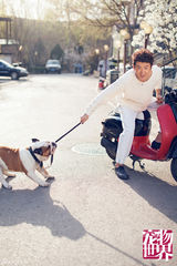 组图：郭家铭携爱宠拍摄写真大片温馨有爱