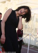 组图：章子怡获苏菲玛索颁奖 亲密合影似姐妹花