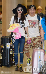 组图：2NE1成员Sandara复古墨镜秀时尚触感