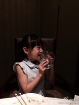 组图：田亮女儿森碟埋头狂吃惊呆叶一茜 女汉子本色再现