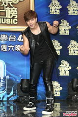 组图：罗志祥向老萧讨生日礼 鬼叫吓傻女记者