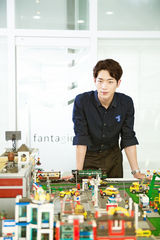 组图：对话韩国鲜肉徐康俊 展阳光笑颜