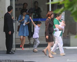 组图：马伊琍带小女儿医院体检 大女儿贴心陪同