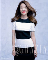 组图：赵薇登杂志封面 文艺范散发女强人魅力