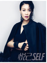 组图：那英登杂志封面 肩披湿发穿薄纱性感优雅