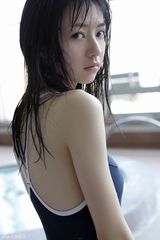 组图：大眼美少女逢泽莉娜肤白貌美 泳池拍大片清凉出镜