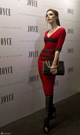 高清组图：维多利亚街拍 紧身红裙搭配黑色手包