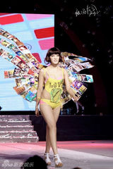 组图：成都理工上演内衣秀 美腿爆乳比基尼上阵