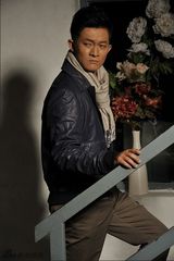 组图：杨志刚温情写真曝光 淡然随意显秋日温暖