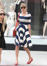 组图：泰勒-斯威夫特曝街头照 复古条纹裙引领时尚