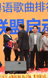 组图：卫兰短发亮相展酷帅 歌迷生日送惊喜